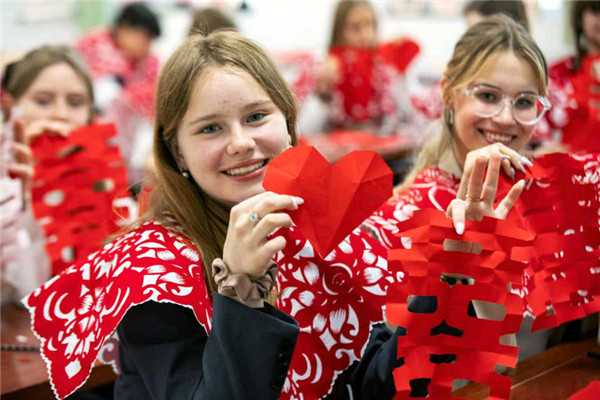 Russian students impressed by Tai'an traditional culture