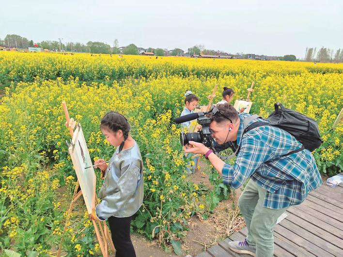 French TV crew explores blooming beauty, agricultural heritage of Xinghua