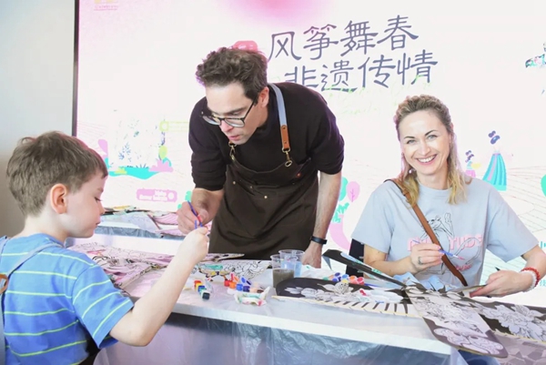 Residents at Huacao intl community dive into beauty of Chinese culture