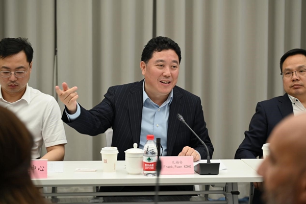 French delegation visits Hongqiao Intl CBD for economic cooperation opportunities