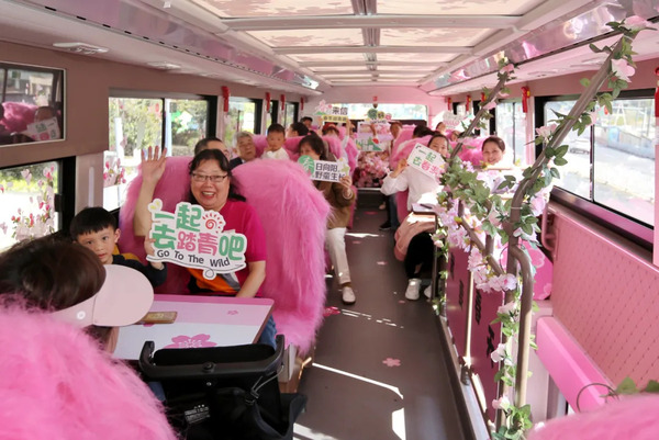 “爽贵阳”双层赏樱巴士连续满座发车.jpg
