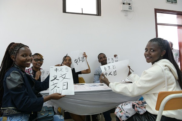 Kenya boosts China ties via teaching of Mandarin