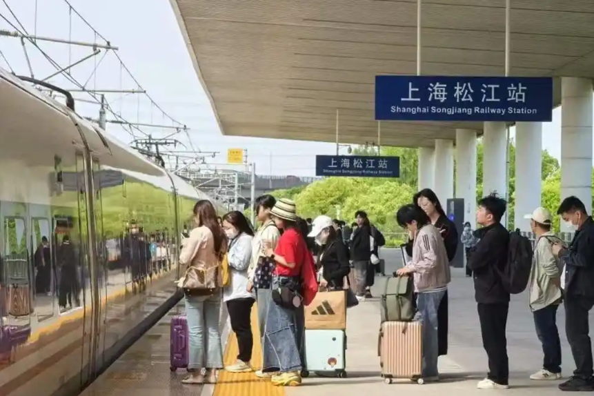 Yangtze River Delta railway sets single-day passenger record with over 4.2 million trips