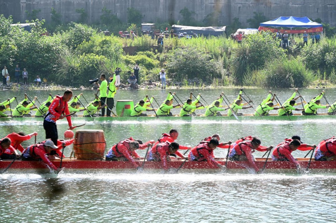 Hunan's traditional dragon boat competition draws 4,200 athletes