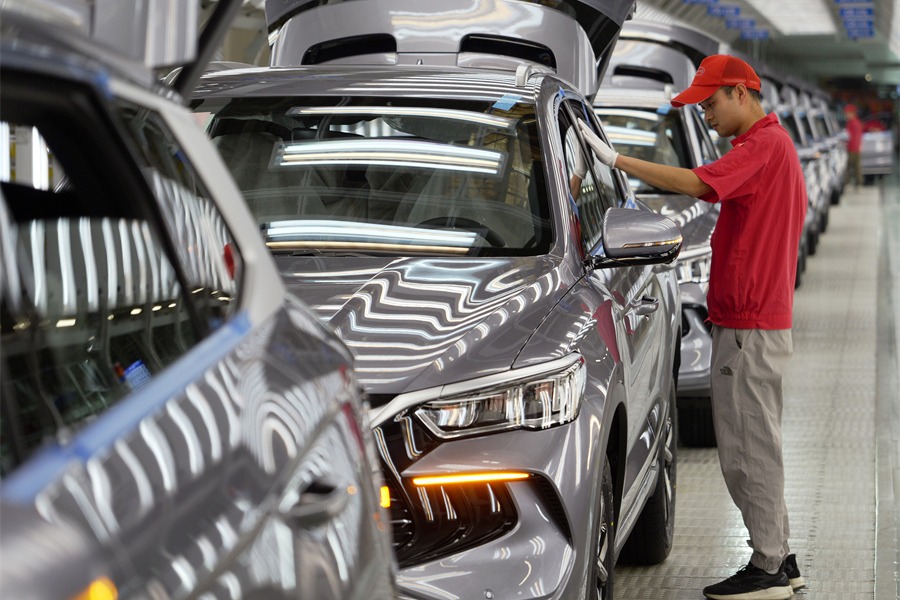 China's top auto dealers urge end to price war