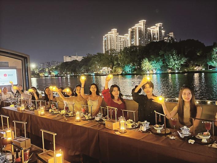 Night cruise blends music, scenic views on Taizhou's Fengcheng River
