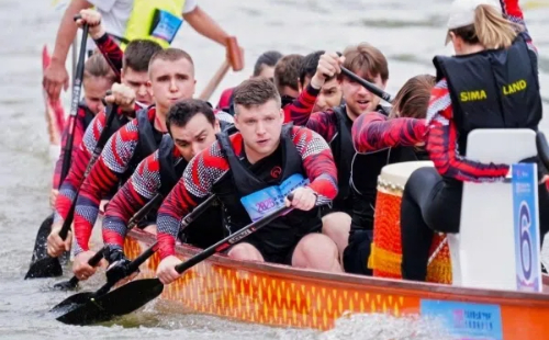 International teams race dragon boats in Jinhua's Yiwu