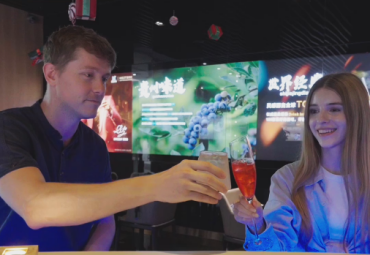 Foreign friends sip Moutai in a youthful style