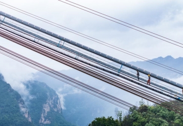 Mist transforms Guizhou bridge into floating wonder