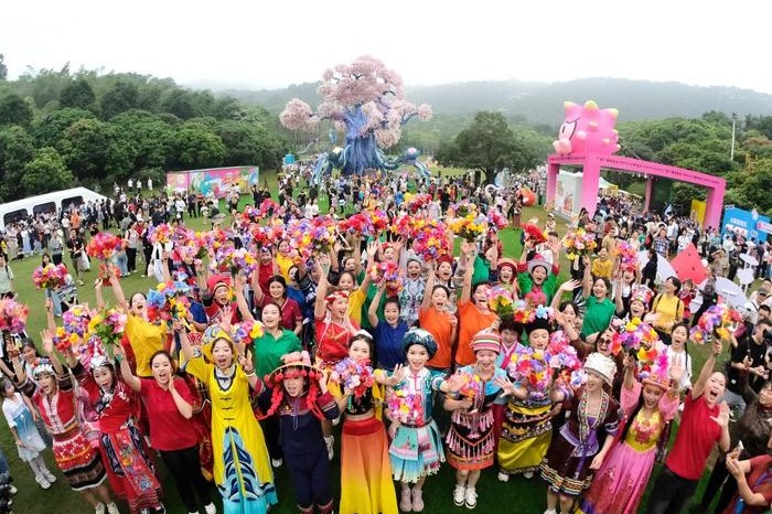 Forum calls for fostering strong sense of community for Chinese nation in digital world