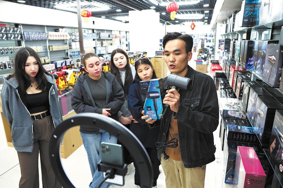 Kazakh students learn e-commerce in Xinjiang
