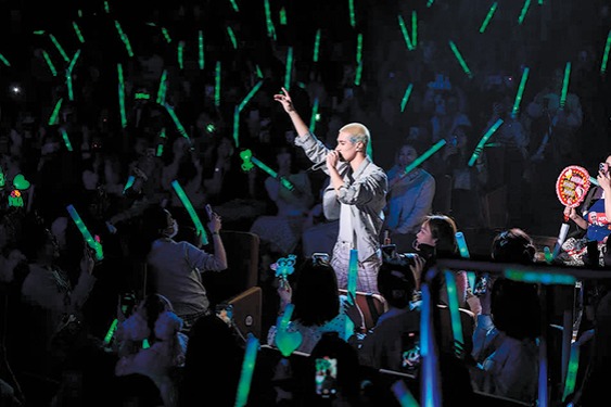 Pop idol wins new fans in China