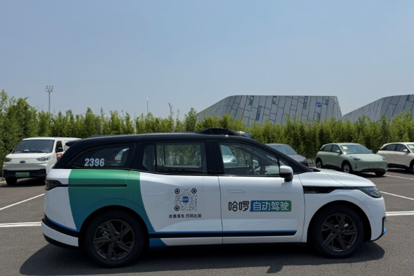 Self-driving firms steer toward globe