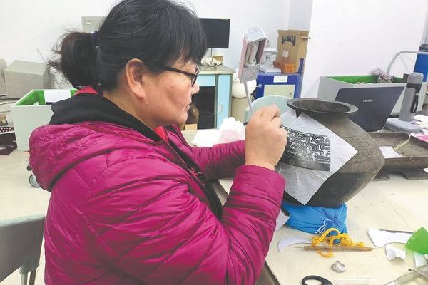Bone technician coaxes secrets from relics