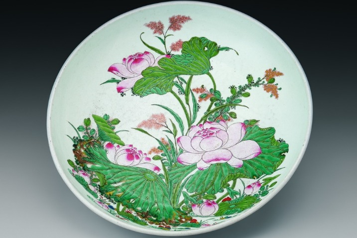 Famille-rose plate captures summer scenery of lotus flowers