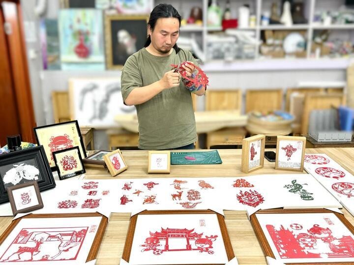 Folk art meets football: Taizhou artist uses traditional paper-cutting to celebrate Jiangsu's football league