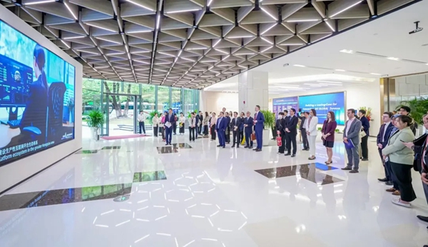 Consuls from over 20 countries explore Hongqiao and CIIE in Shanghai