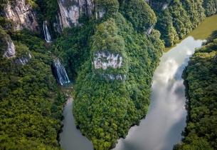 Karst canyon hides twin waterfalls outside Guiyang