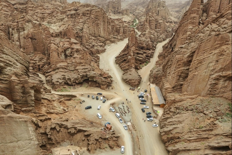 China's Duku Highway sees tourism boom in summer