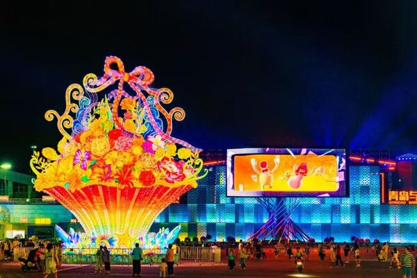 Light displays illuminate Qingdao's beer festival