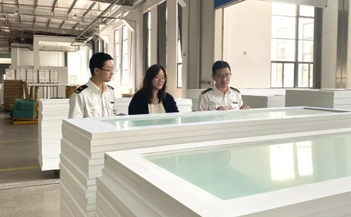 Quzhou's wooden doors open up for surge in exports