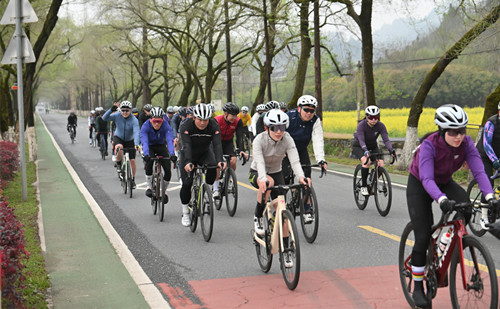 Over 1,600 cyclists gather in Quzhou for cycling race