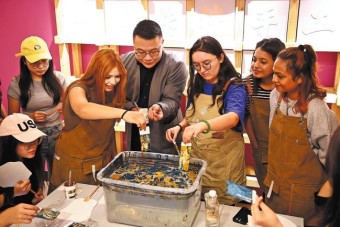 Passionate professor passes on Chinese traditional art