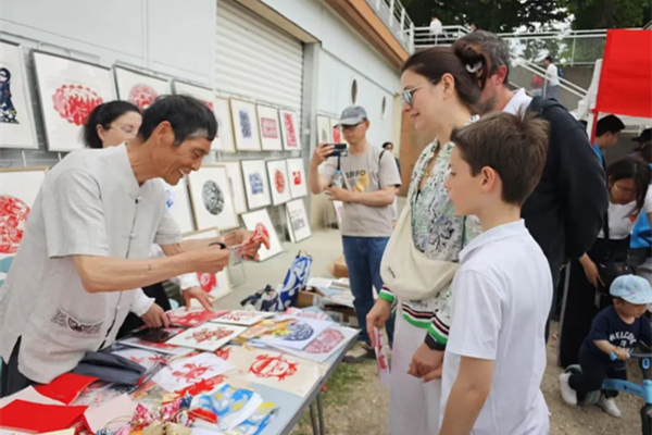 Zhoushan paper-cutting art shines in Paris