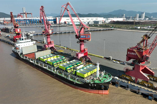 Zhejiang's 1st batch of new energy mining trucks depart Zhoushan for Indonesia 