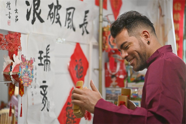 Venezuelan expat dedicated to promoting Tianjin cross-talk in Spanish-speaking world