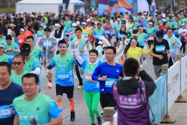 Diplomats run alongside humanoid robots at Beijing E-Town half-marathon