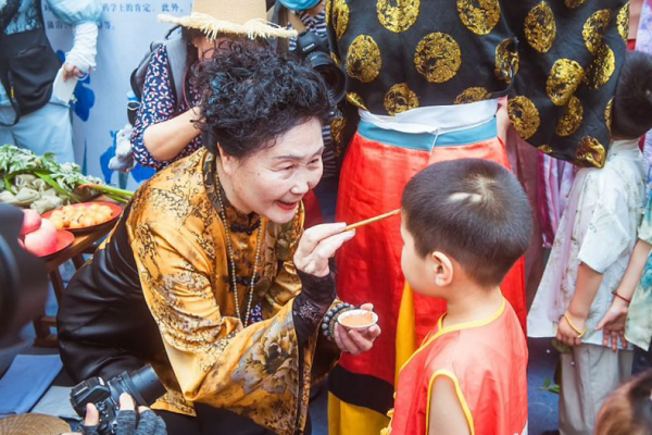 Yangzhou historic alley welcomes Dragon Boat Festival