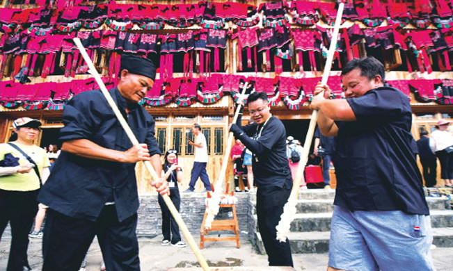 Guilin Dazhai hosts extra 'Clothes Drying Festival' to celebrate Red Yao culture