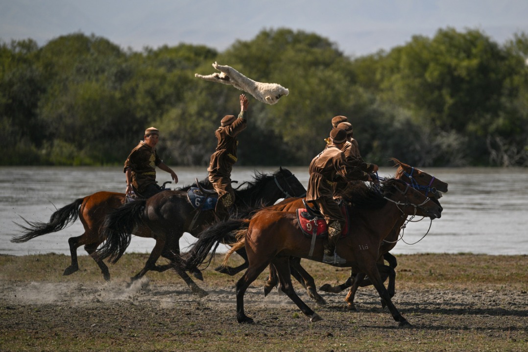 China's Xinjiang holds intangible cultural heritage exhibition