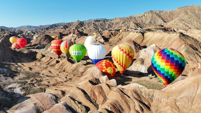 Hot air balloon carnival launches in Zhangye