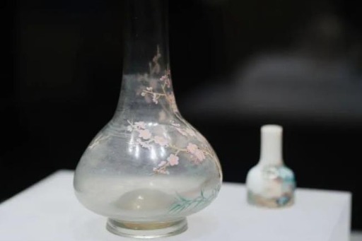 Zhejiang exhibition presents radiance of Qing imperial glassware