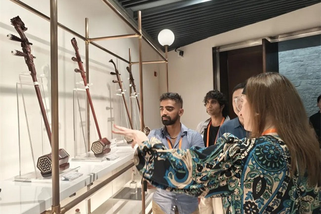 Intl journalists marvel at Wuxi's smart manufacturing, culture