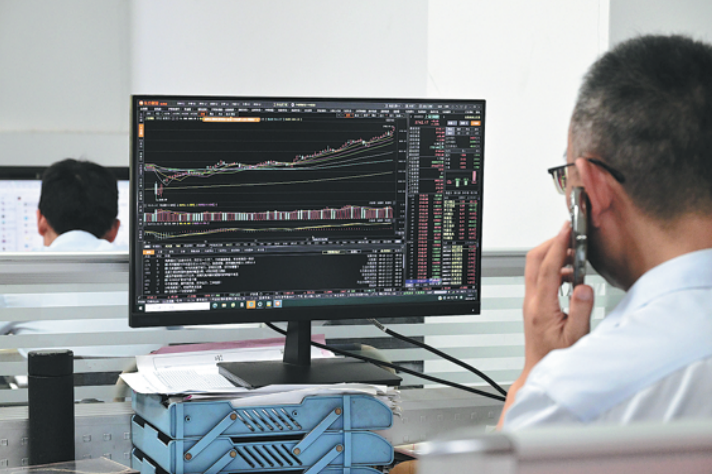 China cuts mutual fund sales fees to lower investor costs, boost long-term investment