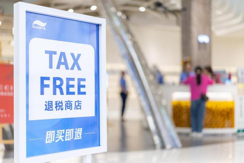 China's tax refund stores top 10,000