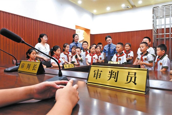Prosecutors mentor young people in Yiyuan