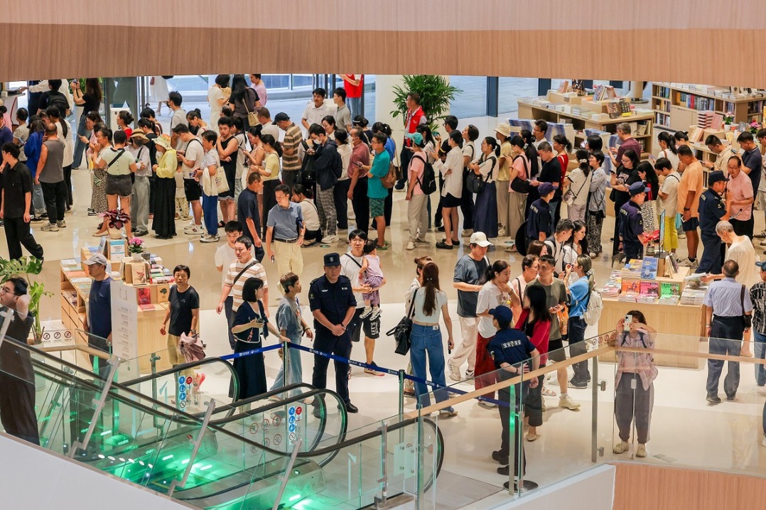 World's largest bookstore opens in Shenzhen