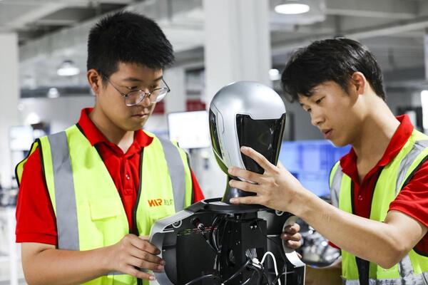 Robots steal the show at Big Data Expo