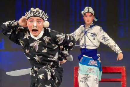 Peking Opera takes to the waves