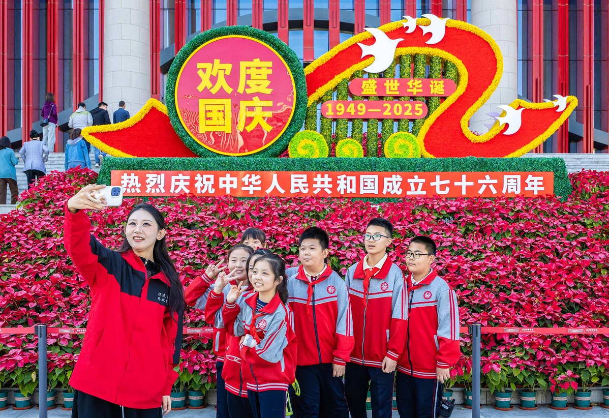 Hohhot streets turn 'China Red' ahead of National Day