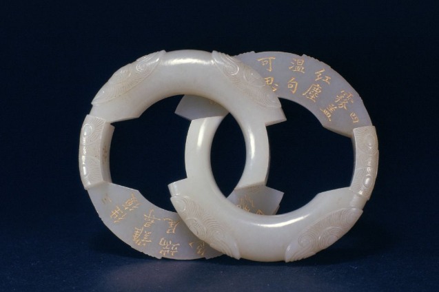 Jade interlocking ring showcases craftsmanship from the Qing court