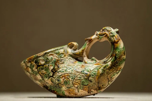 Tri-color horn-shaped cup resembles graceful peacock