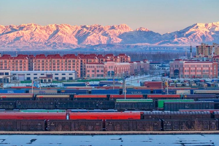 Xinjiang's foreign trade grows 40 percent annually since 2021