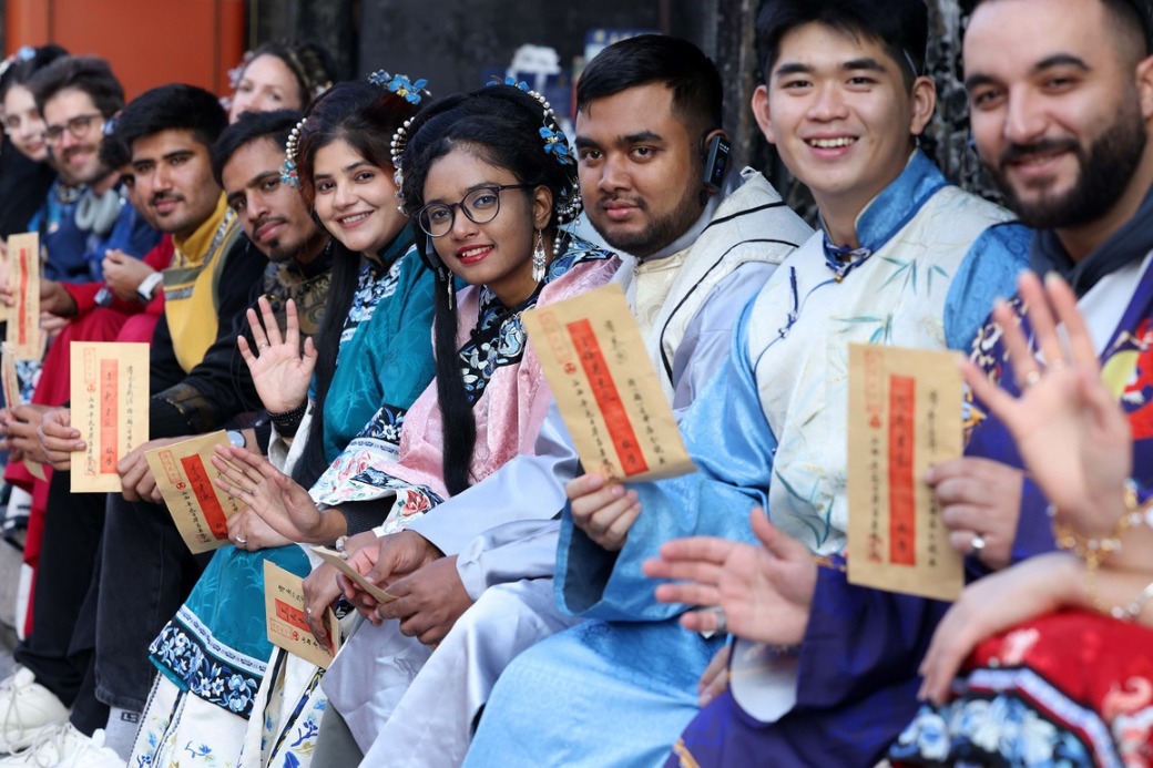 Intl vloggers explore cultural beauty of Pingyao Ancient City