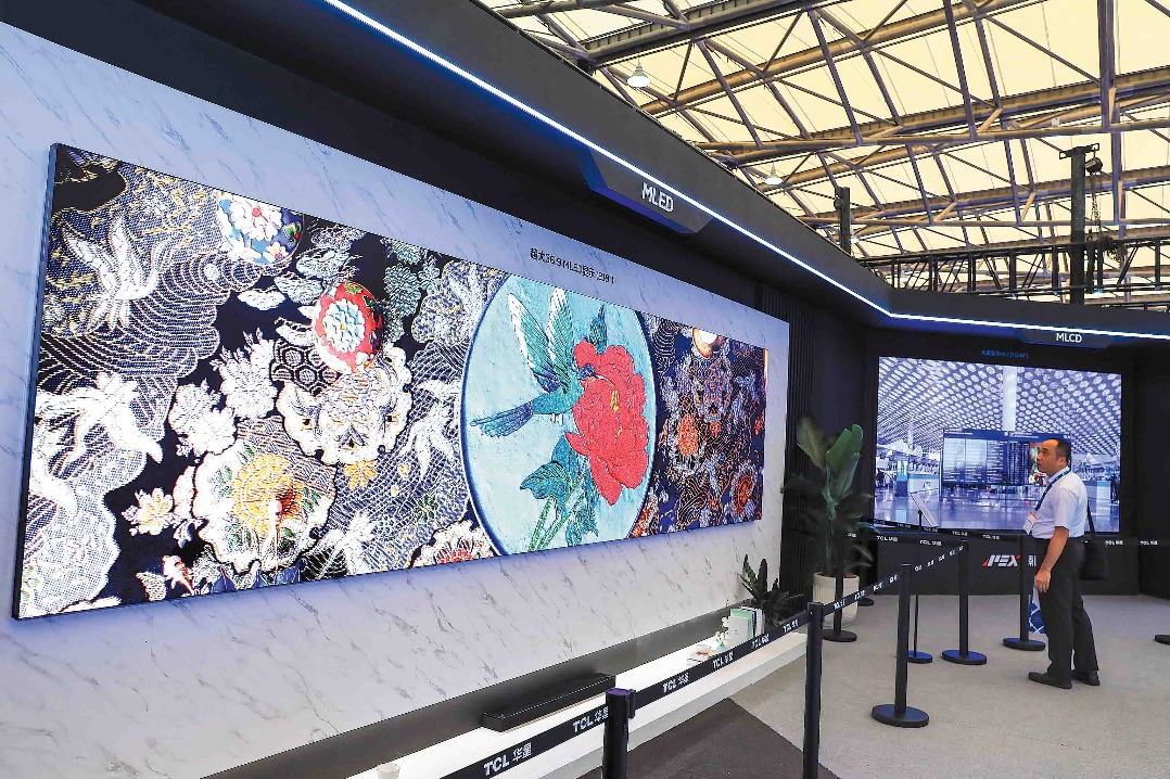 Display panel makers expand with edge in OLED