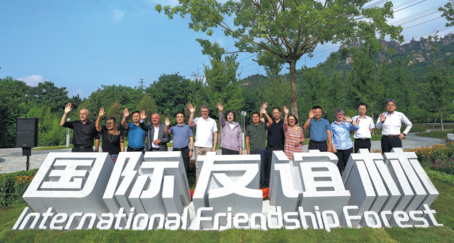 Delegations raise a toast to friendship and growth